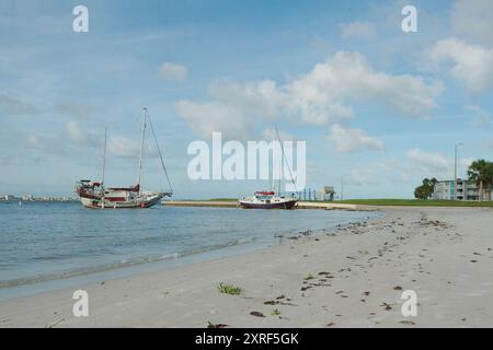 Voiliers de plage après une tempête à Gulfport Beach Floride. Des bateaux et des yachts ont débarqué de la baie de Boca Ciega après de forts vents. Soleil tôt le matin Banque D'Images