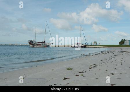 Voiliers de plage après une tempête à Gulfport Beach Floride. Des bateaux et des yachts ont débarqué de la baie de Boca Ciega après de forts vents. Soleil tôt le matin Banque D'Images