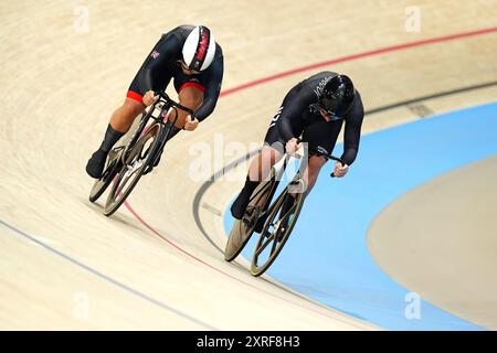 Sophie Capewell (à gauche) remporte le Heat 4 de la finale du sprint féminin 1/8 contre la néo-zélandaise Shaane Fulton au Vélodrome national de Saint-Quentin-en-Yvelines, lors de la quinzième journée des Jeux Olympiques de Paris 2024 en France. Date de la photo : samedi 10 août 2024. Banque D'Images