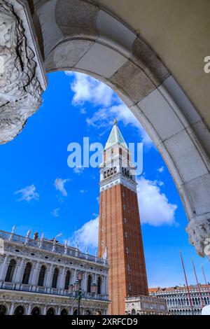 Le Campanile de Saint-marc est le clocher de la Basilique St Marc à Venise, Italie Situé dans la Piazza San Marco. Banque D'Images