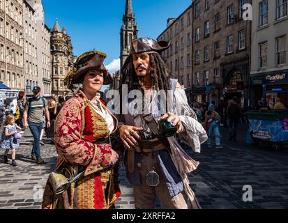 Royal Mile, Édimbourg, Écosse, Royaume-Uni, 10 août 2024. Edinburgh Festival Fringe : un samedi très ensoleillé et très chargé. Sur la photo : un couple de pirates flânent sur la High Street. Crédit : Sally Anderson/Alamy Live News Banque D'Images