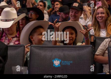 New York, États-Unis. 09 août 2024. NEW YORK, NEW YORK - 09 AOÛT : les enfants posent lors de l'événement Maverick's PBR Camping World Team Series Homestand, Maverick Days au Barclays Center le 9 août 2024 dans le quartier de Brooklyn à New York. Crédit : Ron Adar/Alamy Live News Banque D'Images