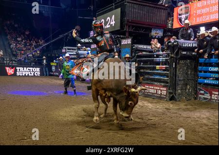 New York, États-Unis. 09 août 2024. NEW YORK, NEW YORK - 09 AOÛT : Koltin Hevalow des Outlaws de Kansas City chevauche Martins Maniac dans le match 4 lors de l'événement PBR Camping World Team Series Homestand, Maverick Days au Barclays Center le 9 août 2024 dans le quartier de Brooklyn à New York. Crédit : Ron Adar/Alamy Live News Banque D'Images