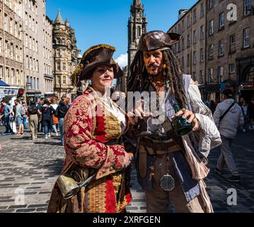 Royal Mile, Édimbourg, Écosse, Royaume-Uni, 10 août 2024. Edinburgh Festival Fringe : un samedi très ensoleillé et très chargé. Sur la photo : un couple de pirates flânent sur la High Street. Crédit : Sally Anderson/Alamy Live News Banque D'Images