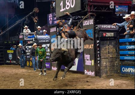 New York, États-Unis. 09 août 2024. NEW YORK, NEW YORK - 09 AOÛT : Cassio Dias des Outlaws de Kansas City chevauche Midnight Rock dans le match 4 lors de l'événement PBR Camping World Team Series Homestand, Maverick Days au Barclays Center le 9 août 2024 dans le quartier de Brooklyn à New York. Crédit : Ron Adar/Alamy Live News Banque D'Images