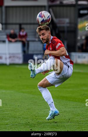 Luke Garbutt du Salford City FC tente de contrôler le ballon lors du match de Sky Bet League 2 entre Salford City et Port Vale à Moor Lane, Salford le samedi 10 août 2024. (Photo : Ian Charles | mi News) crédit : MI News & Sport /Alamy Live News Banque D'Images