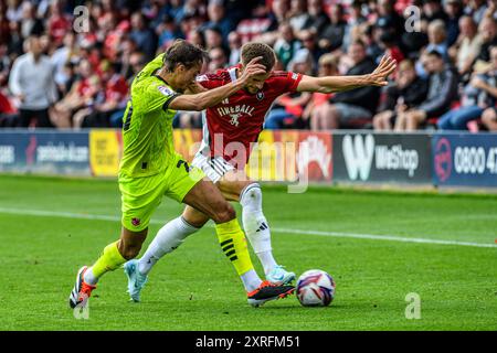 Luke Garbutt du Salford City FC sous la pression de Tom a chanté du Port Vale FC lors du match de Sky Bet League 2 entre Salford City et Port Vale à Moor Lane, Salford le samedi 10 août 2024. (Photo : Ian Charles | mi News) crédit : MI News & Sport /Alamy Live News Banque D'Images