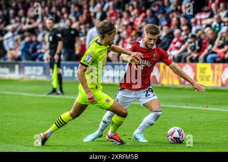 Luke Garbutt du Salford City FC sous la pression de Tom a chanté du Port Vale FC lors du match de Sky Bet League 2 entre Salford City et Port Vale à Moor Lane, Salford le samedi 10 août 2024. (Photo : Ian Charles | mi News) crédit : MI News & Sport /Alamy Live News Banque D'Images