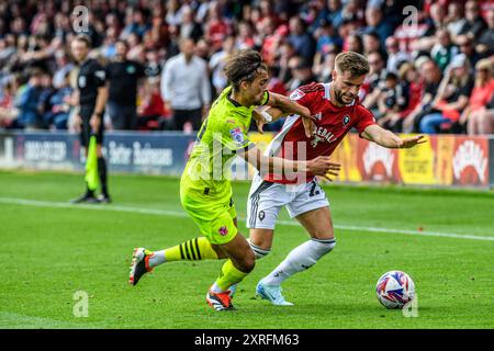 Luke Garbutt du Salford City FC sous la pression de Tom a chanté du Port Vale FC lors du match de Sky Bet League 2 entre Salford City et Port Vale à Moor Lane, Salford le samedi 10 août 2024. (Photo : Ian Charles | mi News) crédit : MI News & Sport /Alamy Live News Banque D'Images