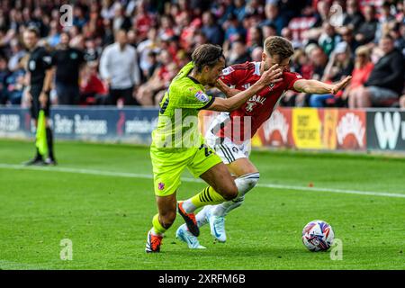 Luke Garbutt du Salford City FC sous la pression de Tom a chanté du Port Vale FC lors du match de Sky Bet League 2 entre Salford City et Port Vale à Moor Lane, Salford le samedi 10 août 2024. (Photo : Ian Charles | mi News) crédit : MI News & Sport /Alamy Live News Banque D'Images