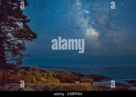 Le Milky Away apparaît dans le ciel nocturne du Maine Banque D'Images