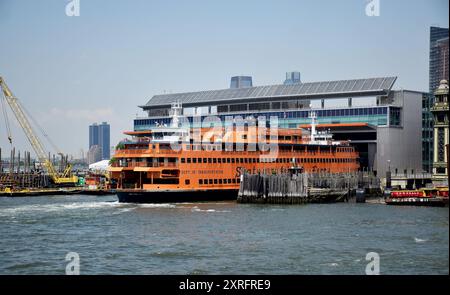 Le Free Staten Island Ferry, l'un des derniers systèmes de ferry en activité à New York, transportait des personnes entre Manhattan et ses environs Banque D'Images