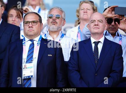 Victor Montagliani, président de la CONCACAF aux côtés de Gianni Infantino, président de la FIFA, regardant le match de la médaille d'or féminine entre les États-Unis et le Brésil, au Parc des Princes, Paris, le quinzième jour des Jeux Olympiques de Paris 2024 en France. Date de la photo : samedi 10 août 2024. Banque D'Images