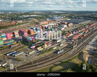 Vue aérienne d'un terminal ferroviaire à conteneurs très fréquenté à côté de Stuttgart Banque D'Images