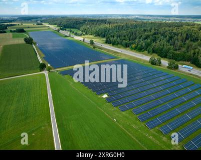 Vue aérienne d'une énorme centrale photovoltaïque à côté d'une autoroute dans le sud de l'Allemagne Banque D'Images