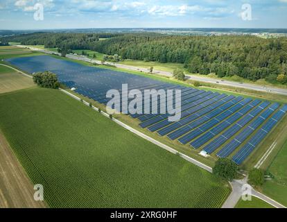 Vue aérienne d'une énorme centrale photovoltaïque à côté d'une autoroute dans le sud de l'Allemagne Banque D'Images