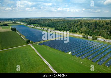 Vue aérienne d'une énorme centrale photovoltaïque à côté d'une autoroute dans le sud de l'Allemagne Banque D'Images