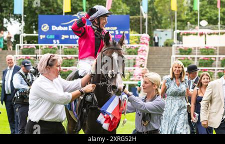 Ascot, Royaume-Uni. Samedi 10 août 2024. New image et le jockey Hayley Turner remportent la sixième et dernière course du Dubai Duty Free Shergar Cup Day à Ascot Racecourse, le Dubai Duty Free Shergar Cup Mile, Ascot Racecourse, Royaume-Uni, pour l'équipe féminine, l'entraîneur David O'Meara et le propriétaire Thoroughbred British Racing. La victoire a également garanti à Hayley Turner la selle argentée pour terminer en tant que meilleur coureur de la compétition. Crédit JTW Equine images / Alamy Live News Banque D'Images