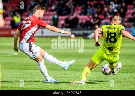 Luke Garbutt du Salford City FC voit son tir bloqué par Ryan Croasdale du Port Vale FC lors du match de Sky Bet League 2 entre Salford City et Port Vale à Moor Lane, Salford le samedi 10 août 2024. (Photo : Ian Charles | mi News) crédit : MI News & Sport /Alamy Live News Banque D'Images