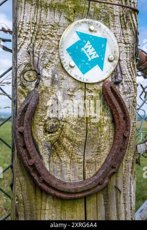 Fer à cheval chanceux sur un poteau en bois avec une flèche de marqueur Wayfarers Walk, Watership Down près de Kingsclere, Hampshire, Angleterre, Royaume-Uni Banque D'Images