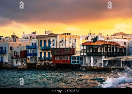 Maisons traditionnelles colorées sur la mer sur une île de Mykonos au coucher du soleil, petite Venise grecque Banque D'Images