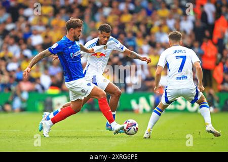 Leeds, Royaume-Uni. 10 août 2024. Milieu de terrain de Portsmouth Marlon Pack (7) sur le ballon avec l'attaquant de Leeds United Georginio Rutter (24) et le milieu de terrain de Leeds United Daniel James (7) lors du match Leeds United FC vs Portsmouth FC SKY Bet EFL Championship à Elland Road, Leeds, Angleterre, Royaume-Uni le 10 août 2024 crédit: chaque deuxième Media/Alamy Live News Banque D'Images