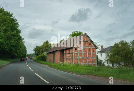 Une ancienne grange à ossature de bois et briques près de Ledbury, Herefordshire, Royaume-Uni Banque D'Images