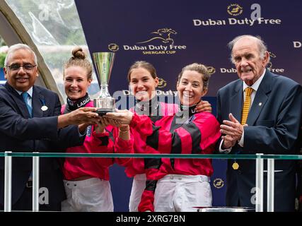 Ascot, Royaume-Uni. Samedi 10 août 2024. L'équipe féminine est couronnée championne ce jour-là, et remporte les champions de la Dubai Duty Free Shergar Cup 2024. L'équipe féminine était composée des jockeys Joanna Mason, Marie Velon et la capitaine Hayley Turner, qui a également remporté la Silver Saddle, pour avoir terminé en tant que meilleur coureur de la compétition. Crédit JTW Equine images / Alamy Live News Banque D'Images