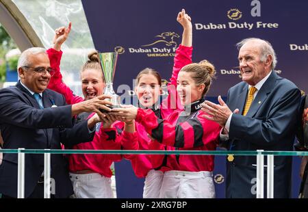 Ascot, Royaume-Uni. Samedi 10 août 2024. L'équipe féminine est couronnée championne ce jour-là, et remporte les champions de la Dubai Duty Free Shergar Cup 2024. L'équipe féminine était composée des jockeys Joanna Mason, Marie Velon et la capitaine Hayley Turner, qui a également remporté la Silver Saddle, pour avoir terminé en tant que meilleur coureur de la compétition. Crédit JTW Equine images / Alamy Live News Banque D'Images