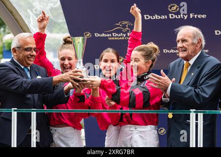 Ascot, Royaume-Uni. Samedi 10 août 2024. L'équipe féminine est couronnée championne ce jour-là, et remporte les champions de la Dubai Duty Free Shergar Cup 2024. L'équipe féminine était composée des jockeys Joanna Mason, Marie Velon et la capitaine Hayley Turner, qui a également remporté la Silver Saddle, pour avoir terminé en tant que meilleur coureur de la compétition. Crédit JTW Equine images / Alamy Live News Banque D'Images