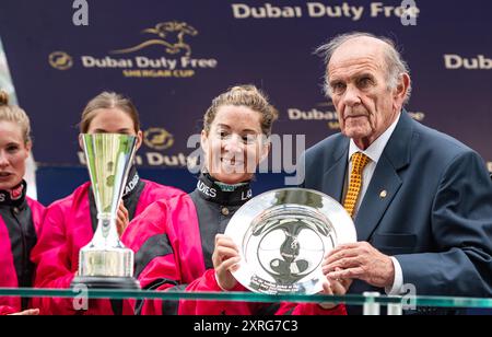 Ascot, Royaume-Uni. Samedi 10 août 2024. L'équipe féminine est couronnée championne ce jour-là, et remporte les champions de la Dubai Duty Free Shergar Cup 2024. L'équipe féminine était composée des jockeys Joanna Mason, Marie Velon et la capitaine Hayley Turner, qui a également remporté la Silver Saddle, pour avoir terminé en tant que meilleur coureur de la compétition. Crédit JTW Equine images / Alamy Live News Banque D'Images