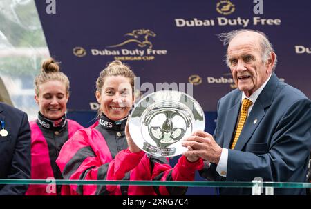 Ascot, Royaume-Uni. Samedi 10 août 2024. L'équipe féminine est couronnée championne ce jour-là, et remporte les champions de la Dubai Duty Free Shergar Cup 2024. L'équipe féminine était composée des jockeys Joanna Mason, Marie Velon et la capitaine Hayley Turner, qui a également remporté la Silver Saddle, pour avoir terminé en tant que meilleur coureur de la compétition. Crédit JTW Equine images / Alamy Live News Banque D'Images