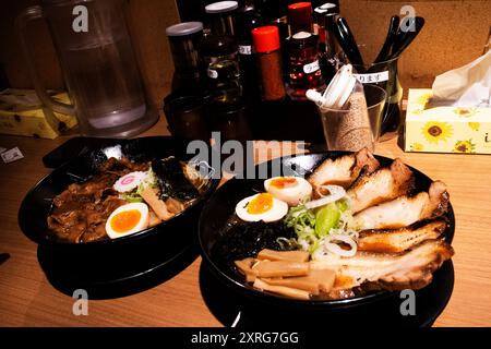 Tradition cuisine de rue japonaise ramen miso soupe dans un bol dans un restaurant local à Tokyo Ramen Kokugikan mai pour les voyageurs les gens mangent des boissons dans Aqua ci Banque D'Images