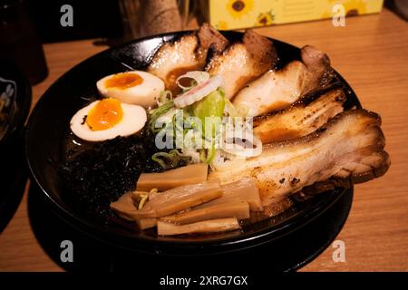 Soupe traditionnelle japonaise de ramen miso de rue servie dans un bol dans un restaurant local à Tokyo Ramen Kokugikan mai pour les voyageurs mangent Drink i. Banque D'Images