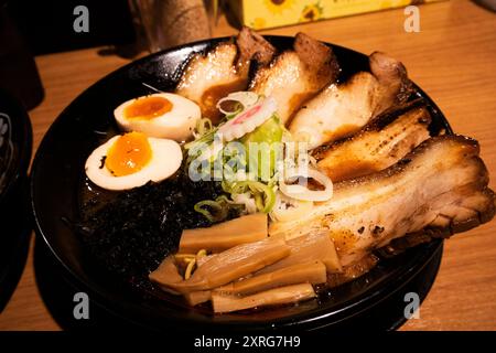 Soupe traditionnelle japonaise de ramen miso de rue servie dans un bol dans un restaurant local à Tokyo Ramen Kokugikan mai pour les voyageurs mangent Drink i. Banque D'Images