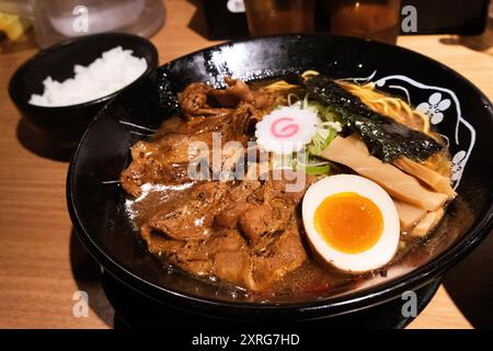 Soupe traditionnelle japonaise de ramen miso de rue servie dans un bol dans un restaurant local à Tokyo Ramen Kokugikan mai pour les voyageurs mangent Drink i. Banque D'Images