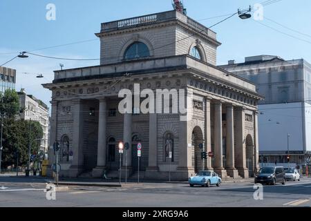 Milan, Italie. 10 août 2024. Milano si svuota durante le vacanze estive. Strade vuote e attività chiuse. - Cronaca - Milano, Italia - Sabato 10 agosto 2024(Foto Alessandro Cimma/Lapresse) Milan se vide pendant les vacances d'été. Rues vides et commerces fermés. - Chronique - Milan, Italie - samedi 10 août 2024 (photo Alessandro Cimma/Lapresse) crédit : LaPresse/Alamy Live News Banque D'Images