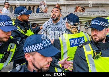 Londres, Royaume-Uni. 10 août 2024. La manifestation se déroule pacifiquement sous la police (un homme est détenu avec brio et relâché après que la situation ait été clarifiée) escorté de l'extérieur des bureaux de Reform UK pour "reprendre" Trafalgar Square du groupe de Tommy Robinson il y a quelques semaines. La manifestation est également en réponse aux premiers commentaires de Nigel Farages qui ne semblaient pas condamner la violence d'extrême droite - A Stop Racism, Stop the Hate et Stop the Extreme Right manifestation. Crédit : Guy Bell/Alamy Live News Banque D'Images