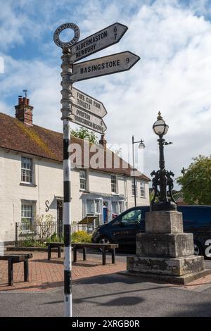 Village de Kingsclere, Hampshire, Angleterre, Royaume-Uni avec panneau historique pour poteau. Vue sur la rue, coin de Swan Street et George Street Banque D'Images