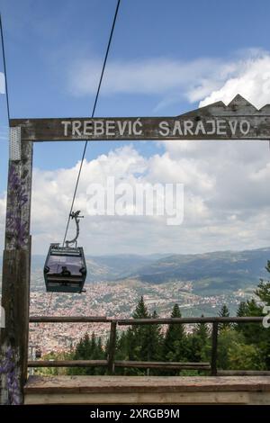 Téléphériques et vues depuis la piste olympique abandonnée de bobsleigh, Sarajevo, Bosnie Banque D'Images