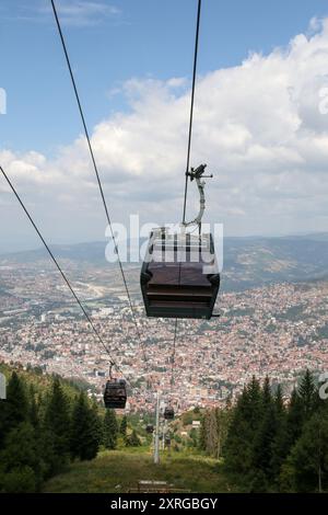 Téléphériques et vues depuis la piste olympique abandonnée de bobsleigh, Sarajevo, Bosnie Banque D'Images