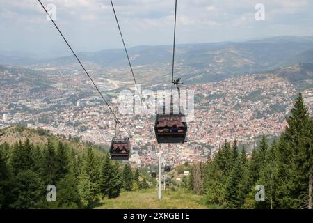 Téléphériques et vues depuis la piste olympique abandonnée de bobsleigh, Sarajevo, Bosnie Banque D'Images