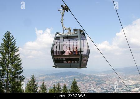 Téléphériques et vues depuis la piste olympique abandonnée de bobsleigh, Sarajevo, Bosnie Banque D'Images