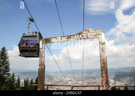 Téléphériques et vues depuis la piste olympique abandonnée de bobsleigh, Sarajevo, Bosnie Banque D'Images