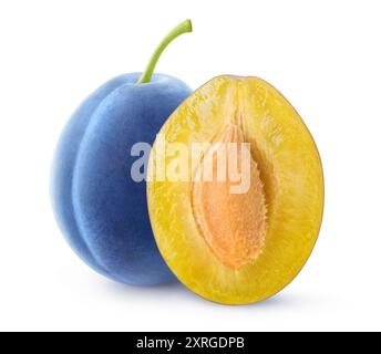 Prunes bleues entières et coupées en deux avec une graine isolée sur fond blanc Banque D'Images