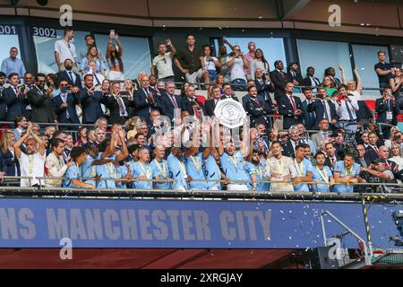 Manchester City FC célèbre sa victoire avec trophée lors du match Manchester City FC vs Manchester United FC FA Community Shield final au stade de Wembley, Londres, Angleterre, Royaume-Uni le 10 août 2024 crédit : Every second Media/Alamy Live News Banque D'Images