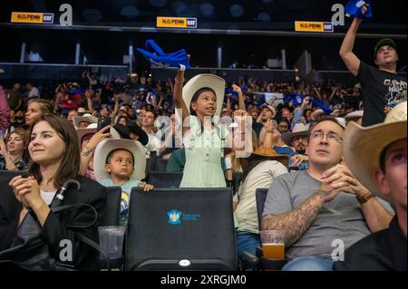 New York, New York, États-Unis. 9 août 2024. (SPT) New York Mavericks's PBR Camping World Team Series Homestand, Maverick Days. 09 août 2024, New York, New York, États-Unis : les membres du public dansent lors de l'événement Mavericks' PBR Camping World Team Series Homestand, Maverick Days au Barclays Center le 9 août 2024 dans le quartier de Brooklyn à New York. (Crédit image : © Ron Adar/TheNEWS2 via ZUMA Press Wire) USAGE ÉDITORIAL SEULEMENT! Non destiné à UN USAGE commercial ! Banque D'Images