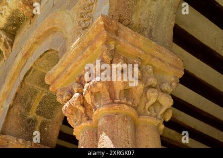 Ville de Caracena, église San Pedro (romane, XIIe siècle). Capital. Province de Soria, Castilla y Leon, Espagne. Banque D'Images