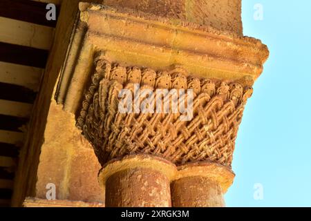 Ville de Caracena, église San Pedro (romane, XIIe siècle). Capital. Province de Soria, Castilla y Leon, Espagne. Banque D'Images