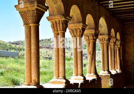 Ville de Caracena, église San Pedro (romane, XIIe siècle). Portique. Province de Soria, Castilla y Leon, Espagne. Banque D'Images